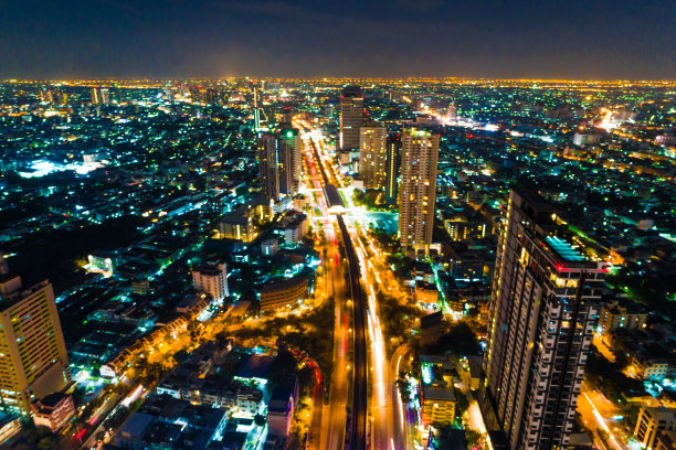 夜间交通3角路口道路有车灯图片下载