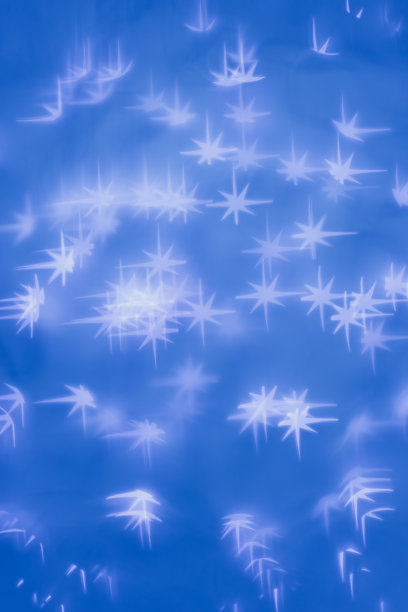 圣诞节或新年的抽象魔术灯背景，白色的星星散景上的蓝色作为冬季假期的背景。圣诞心情唯美的照片，迷离效果，庆典照明，星空图片下载