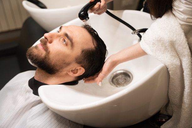 顾客享受在理发店洗头的过程图片下载