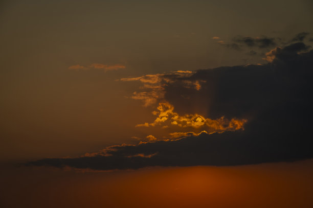 日落时分，伯子达村附近的彩色黄昏草地图片下载