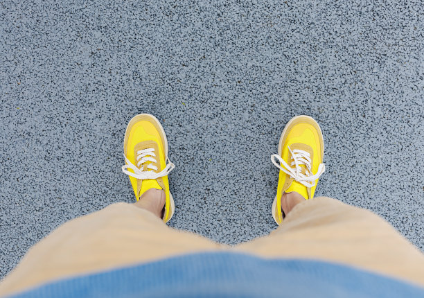 站在人行道上的人图片下载