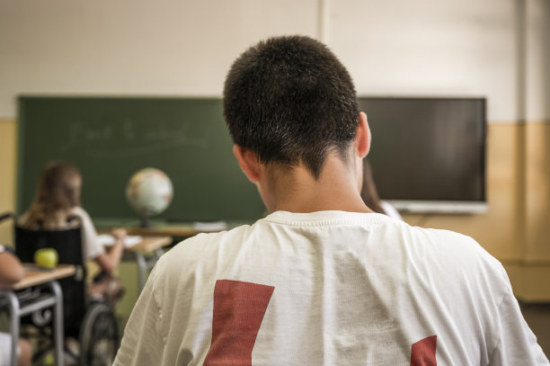 一个学生在高中教室里的特写，后视图。返校理念图片下载