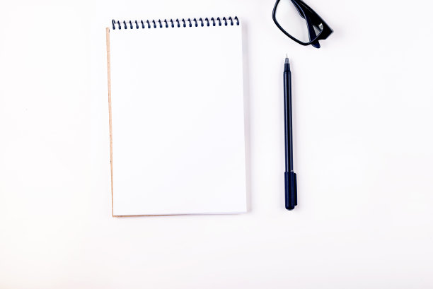 白色背景上的空笔记本、笔和眼镜。图片下载