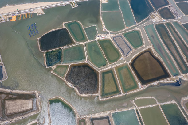渔场里各种颜色和形状的盐田图片下载
