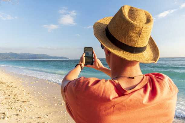 游客用智能手机拍照图片下载