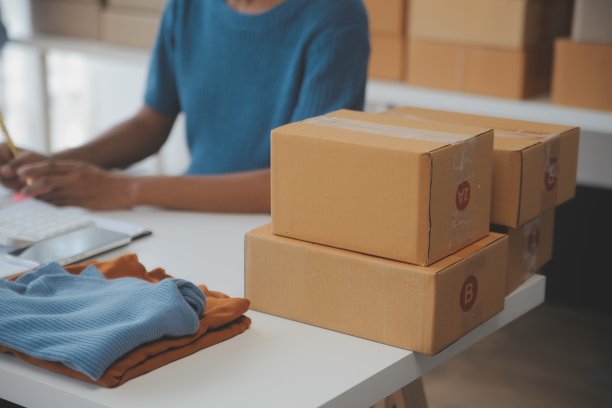 女商人创办小企业企业家中小企业成功。自由职业妇女在家工作与在线包裹递送。中小企业包装交付理念图片下载