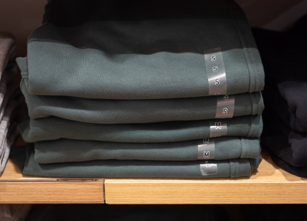 裤子整齐地放在架子上图片下载