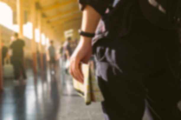 一个拿着地图站在火车站站台上的年轻人图片下载