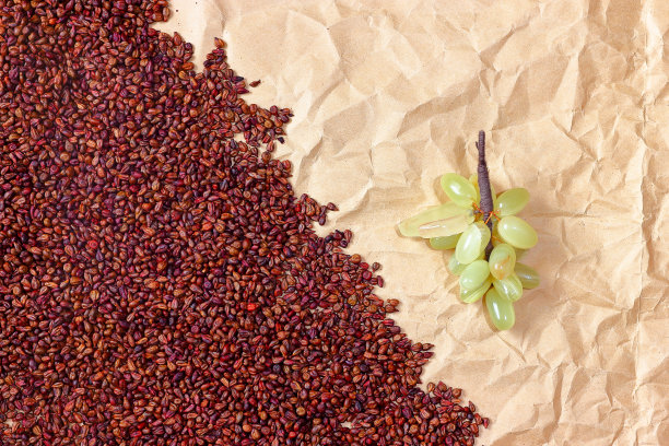 抽象近距离纹理与干葡萄籽和复古纸与装饰葡萄串图片下载