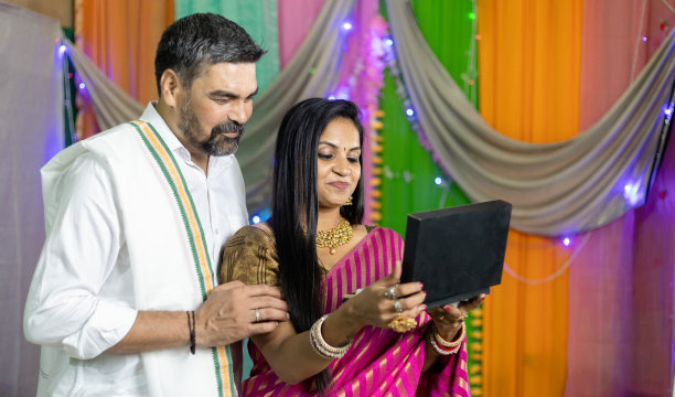 南印度夫妇带着首饰盒。丈夫送礼物给妻子，节日庆祝图片下载