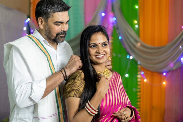 南印度男子送金项链给妻子。节日庆祝活动图片下载