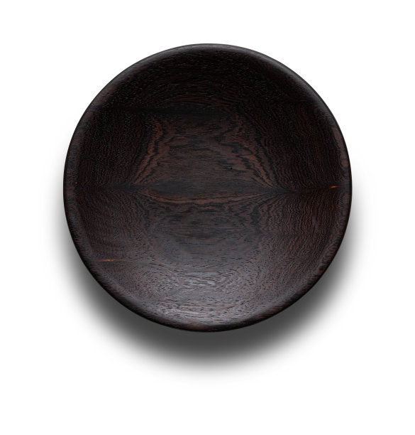 白色背景的手工木制盘子。空木盘。黑色手工木制盘子。图片下载
