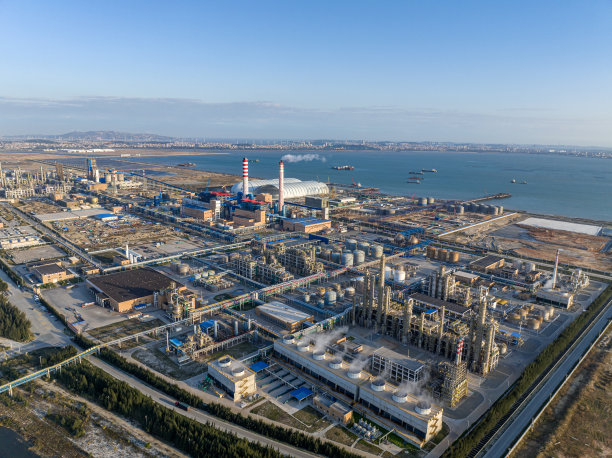 正在运行的化工厂鸟瞰图图片下载