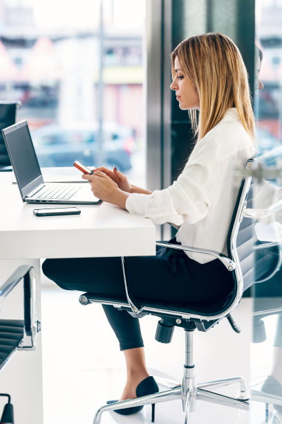 优雅迷人的女商人在现代创业公司使用智能手机和笔记本电脑工作图片下载