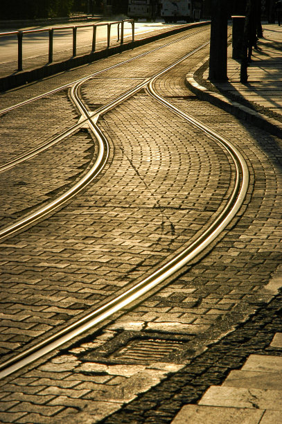 日出时的梯形有轨电车图片下载