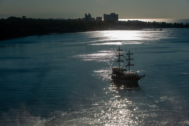 酒店和游船的剪影在安塔利亚Karpuzkaldıran地区的早晨图片下载