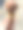 特写照片:一个无法辨认的人拿着华夫蛋筒，里面装着一勺巧克力冰淇淋，正在融化的冰淇淋，在阳光明媚的日子里走在城市街道上，聚焦在前景上图片下载