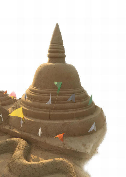 一张照片上的沙堡有旗帜和风筝，还有一个沙堡有沙塔。图片下载