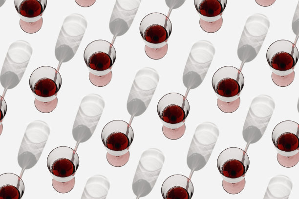 最小的夏季图案与酒杯，阳光阴影在白色的背景。酒杯平摆，酒饮现代照。假期，聚会，活动，放松的概念。俯视图图片下载