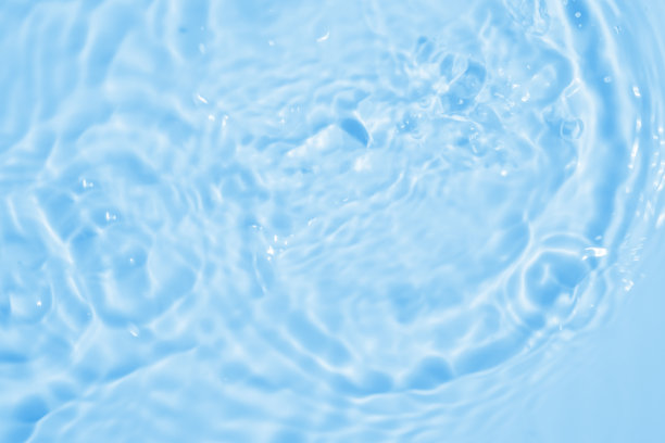 抽象透明水影表面纹理自然波纹在蓝色背景图片下载