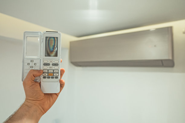 空调前的手持遥控器。图片下载
