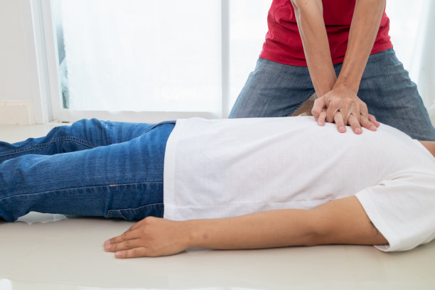 对心脏骤停的病人实行心肺复苏术。能帮助心肺复苏术的人使心脏骤停的人重新恢复知觉。图片下载