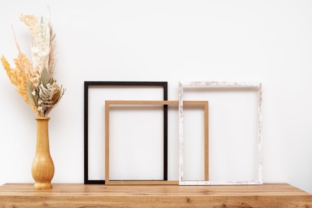 装饰靠墙的木制相框，用装饰花装饰木制抽屉柜。图片下载