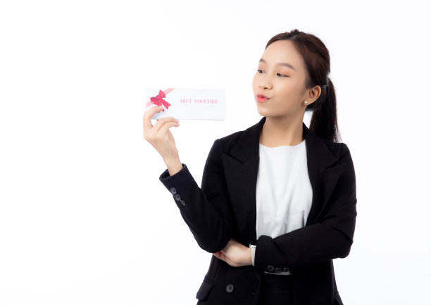 肖像幸福美丽年轻的亚洲女商人展示和赠送礼品券或优惠券满意孤立白色背景，女商人购物，折扣销售和促销。图片下载