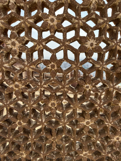 全画幅的雕琢加利屏风、石雕花纹雕花、几何穿窗屏风、华丽的石雕图片下载