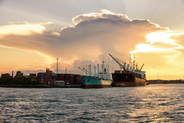 货船在阳光码头装载集装箱。图片下载