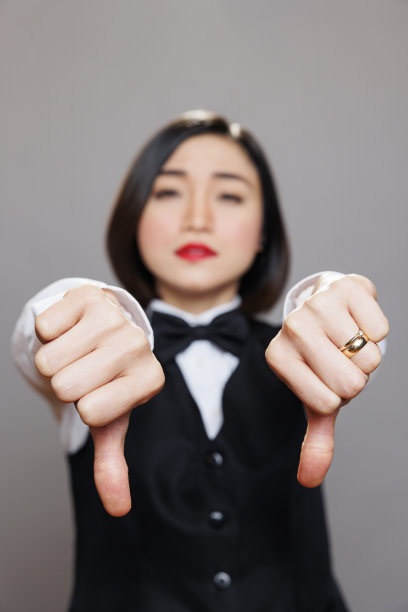 穿制服的女服务员朝下竖起大拇指图片下载