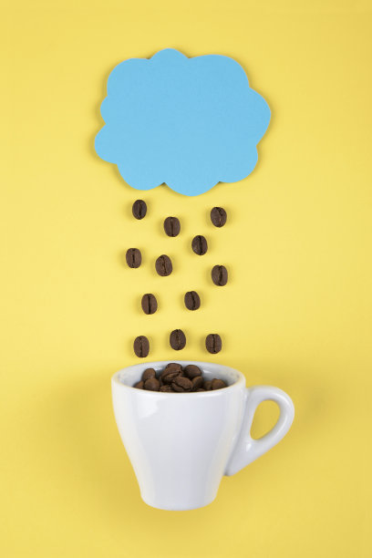 云中有咖啡豆，豆子和咖啡杯图片下载