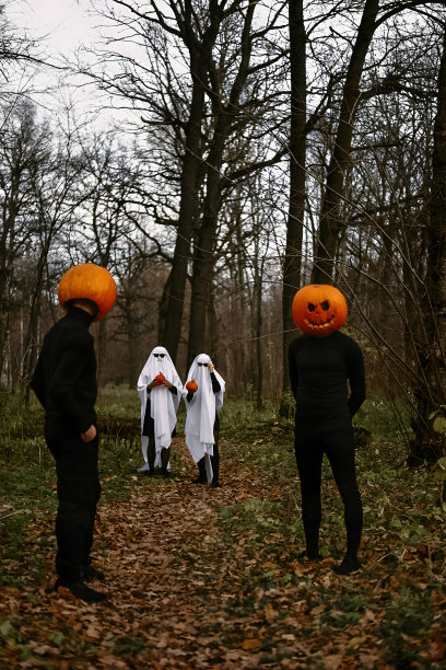 万圣节南瓜和森林里的鬼魂图片下载