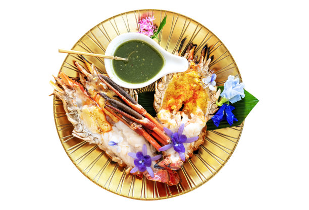 烤大虾，白底金盘，新鲜烤虾。烤虾配上漂亮的花和酱。图片下载