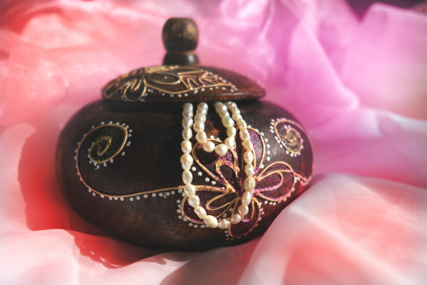 装有珠宝和珍珠首饰的复古木制珠宝盒图片下载