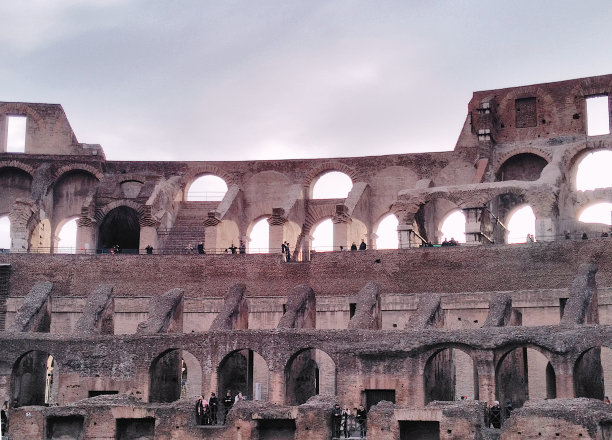 斗兽场弗拉维安圆形剧场(Amphitheatre)位于罗马，内部为纪念碑，天空多云，无人问路图片下载