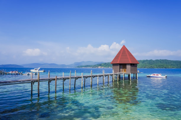 泻湖中的水上别墅。小岛上有木制平房的度假胜地图片下载