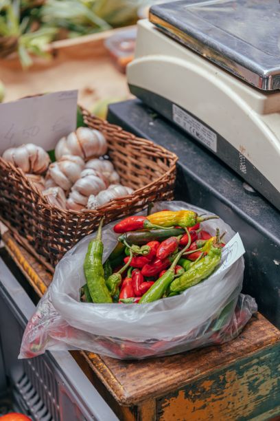 在拉夫拉多雷斯市场，各种各样的新鲜蔬菜陈列在台面秤旁图片下载