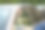 一名女子将手指从微微打开的车窗伸出来检查炎热天气的温度。图片下载