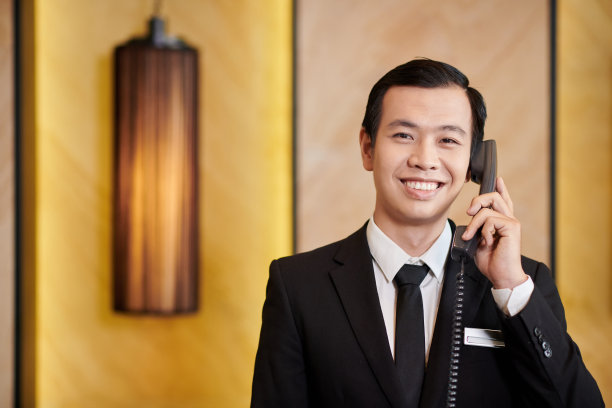 酒店接待员正在打电话图片下载