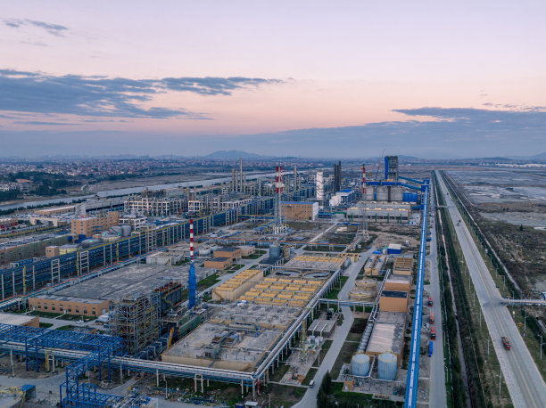 无人机在化工厂的航拍照片图片下载