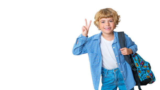 小学微笑的男孩女孩巴布亚新几内亚孤立的背包显示胜利和平标志微笑的镜头。文案空间为广告空白概念。回到学校。童年、教育、儿童用品图片下载