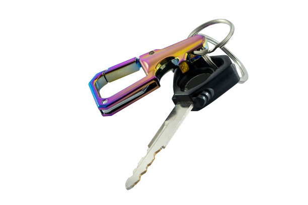 黑色摩托车钥匙与钥匙扣隔离在白色背景与复制空间和剪切路径。图片下载