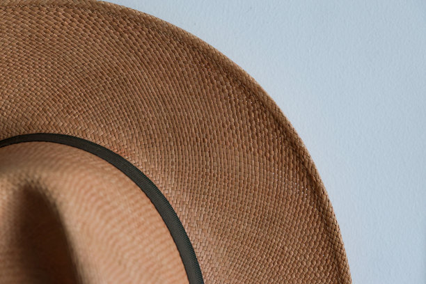 一顶编织太阳帽的特写照片，上面有棕色的缎带图片下载