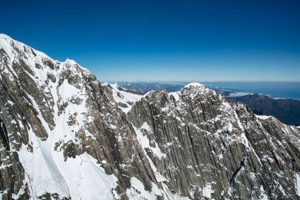 飞越南阿尔卑斯山的山峰图片下载