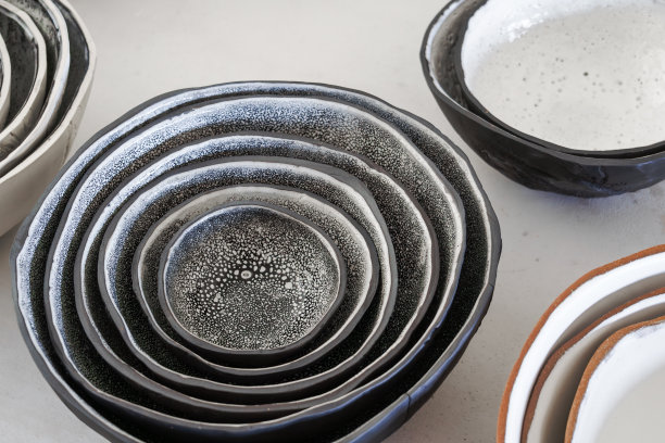 嵌套的手工粘土碗，黑白斑点釉和陶土图片下载