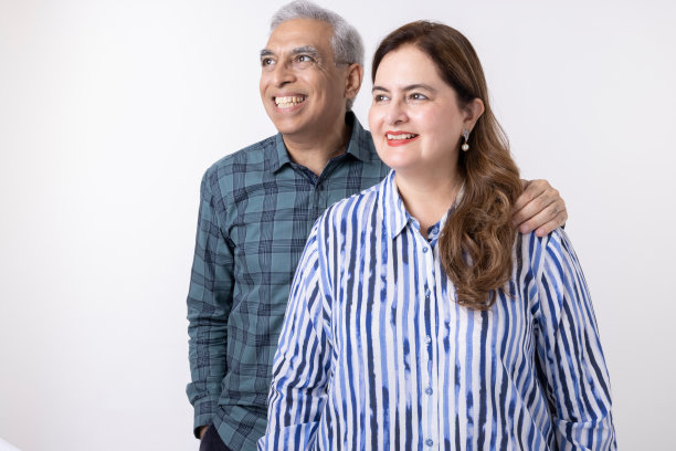 白色背景上的老夫妇肖像图片下载