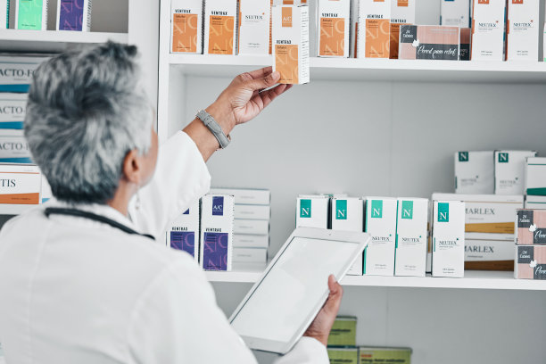 药房，药片和模型与高级妇女在商店保健，保健或零售。产品、技术和处方与药剂师和药品库存购物，医疗或库存图片下载