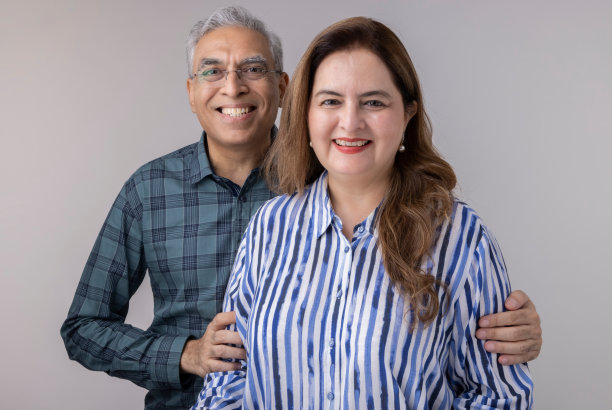 白色背景上的老夫妇肖像图片下载