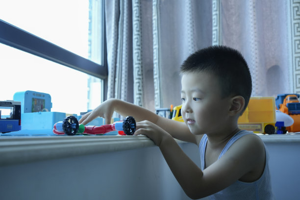 这个可爱的男孩正在玩他最喜欢的玩具图片下载